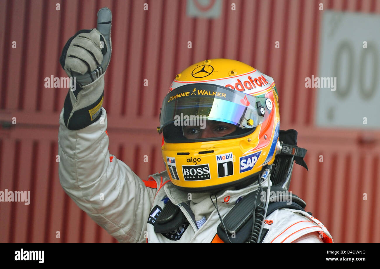 British Formula One driver Lewis Hamilton of McLaren Mercedes thumbs up after his third place in the Formula 1 Grand Prix of Spain at Circuit de Catalunya in Montmelo near Barcelona, Spain, 27 April 2008. Photo: GERO BRELOER Stock Photo