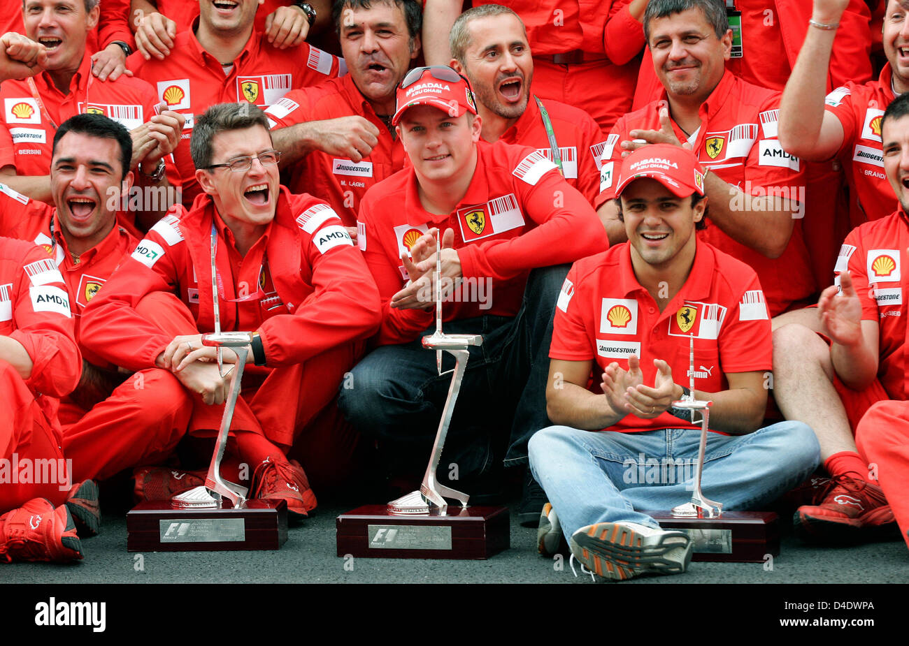 Australian race engineer Chris Dyer (front 2-L), first placed Finnish Formula One driver Kimi Raikkonen (C) and second placed Brazilian Formula One driver Felipe Massa pose for the team picture of Scuderia Ferrari after the Formula 1 Grand Prix of Spain at Circuit de Catalunya in Montmelo near Barcelona, Spain, 27 April 2008. Photo: FELIX HEYDER Stock Photo