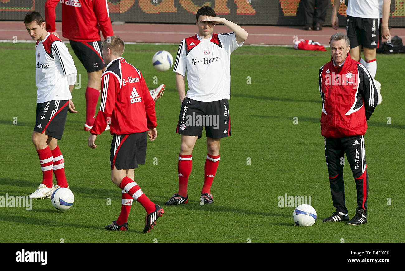 FC Bayern Munich's headcoach Ottmar Hitzfeld (R) is shown with his players Miroslav Klose (L-R), Toni Kroos and Mark van Bommel during the final training session at Petrovsky Stadium in Saint Petersburg, Russia, 30 April 2008. Bayern Munich will face Zenit St. Petersburg in the UEFA Cup semifinal second leg match on Thursday, 01 May. Photo: MATTHIAS SCHRADER Stock Photo