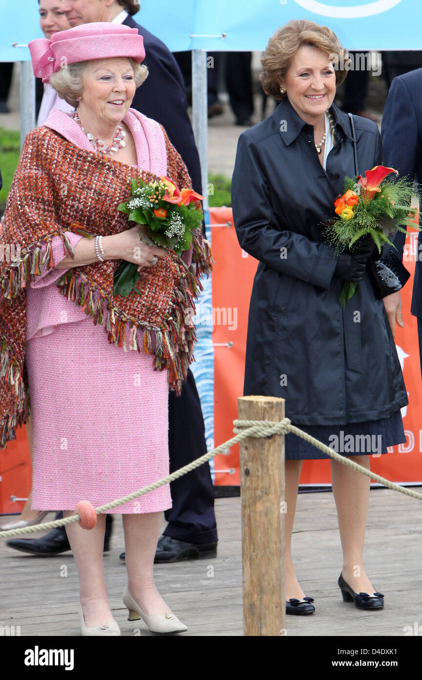 Dutch Queen Beatrix L And Her Sister Princess Margriet Are Pictured Stock Photo Alamy