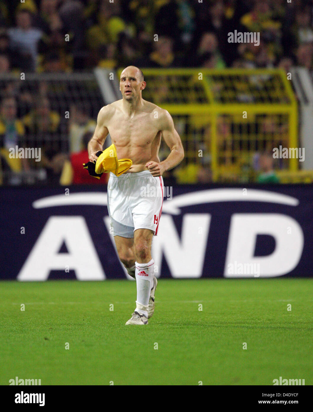 Nuremberg striker Jan Koller cheers to both sides' fans after the German Bundesliga match Borussia Dortmund v 1.FC Nuremberg at Signal Iduna Park stadium of Dortmund, Germany, 02 May 2008. Koller had been playing and title-winning for five years with Dortmund and thus highly liked by side's fans. The match ended in a goalless draw. Photo: Bernd Thissen Stock Photo