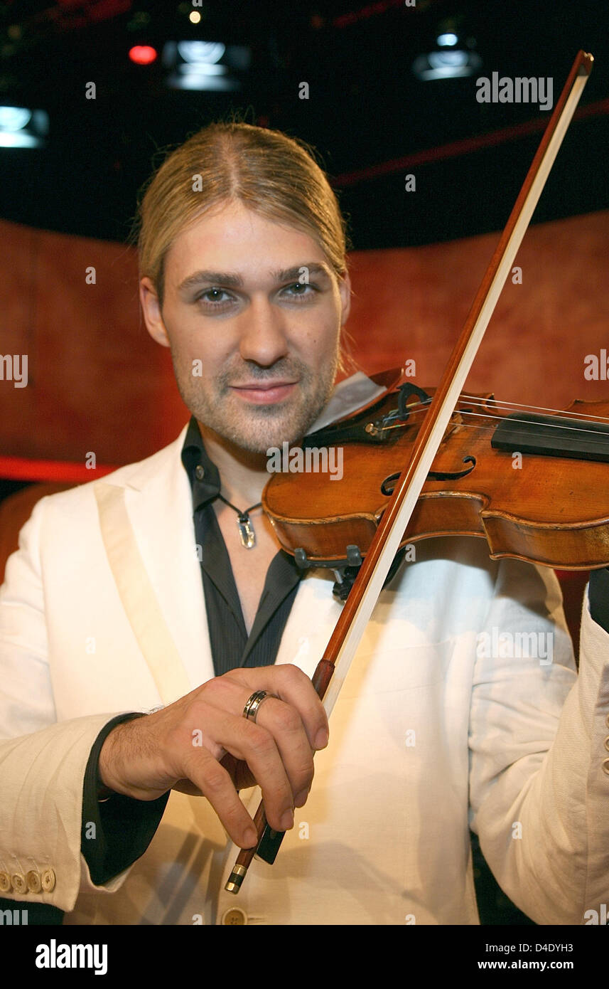 Violin virtuoso David Garrett poses at the recording of the TV show 'Goetz Alsmann's Nachtmusik' in Munich, Germany, 06 May 2008. German public TV station ZDF will broadcast the show on 16 May. Photo: URSULA DUEREN Stock Photo