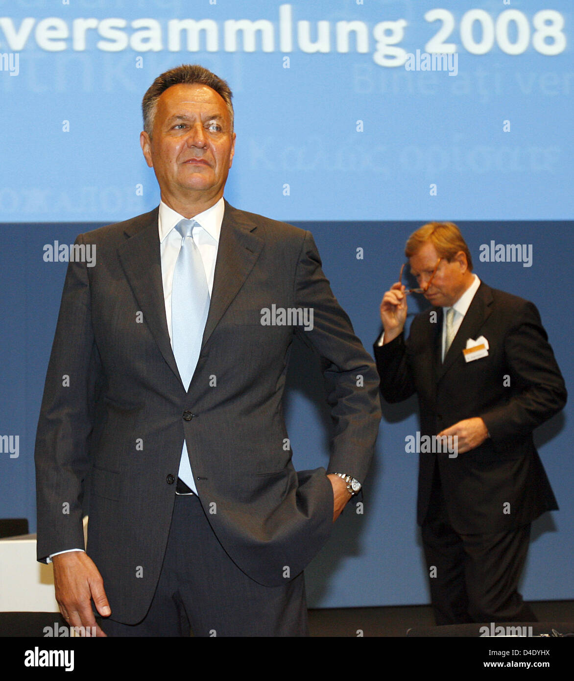 CEO of tourism and logistics company TUI, Michael Frenzel (L), and chairman of the supervisory board Juergen Krumnow are pictured at the general meeting in Hanover, Germany, 07 May 2008. A power struggle about the company has been campaigned by major shareholder and Norwegian shipowner Fredriksen for weeks. Photo: JOCHEN LUEBKE Stock Photo