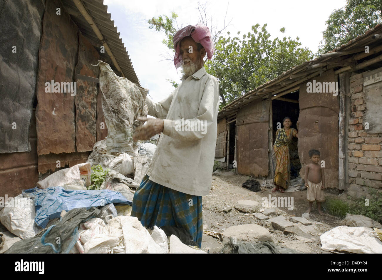 (dpa file) The file picture dated July/August 2007 shows slum dwellers making their living from collecting garbage to be resold for recycling in Kolkata, India. Photo: Denis Meyer Stock Photo