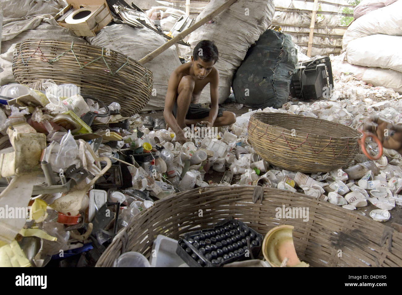 (dpa file) The file picture dated July/August 2007 shows slum dwellers making their living from collecting garbage to be resold for recycling in Kolkata, India. Photo: Denis Meyer Stock Photo