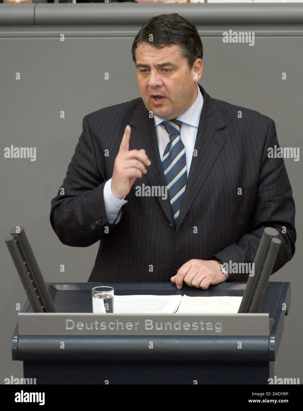 German Environment Minister Sigmar Gabriel delivers a speech at the Bundestag in Berlin, Germany, 08 May 2008. The Bundestag debates on the extinction of vital plant and animal species in view of the nature protection conference to be held mid-month in Bonn. Photo: RAINER JENSEN Stock Photo