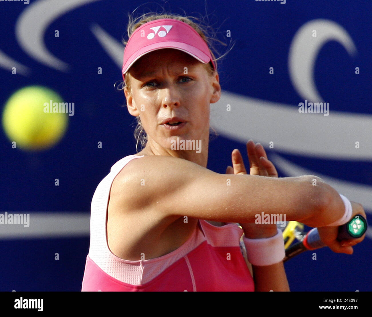 Elena Dementieva of Russia returns a forehand to Jelena Jankovic of Serbia in their quarter-finals match at the WTA German Open in Berlin, Germany, 09 May 2008. Photo: WOLFGANG KUMM Stock Photo