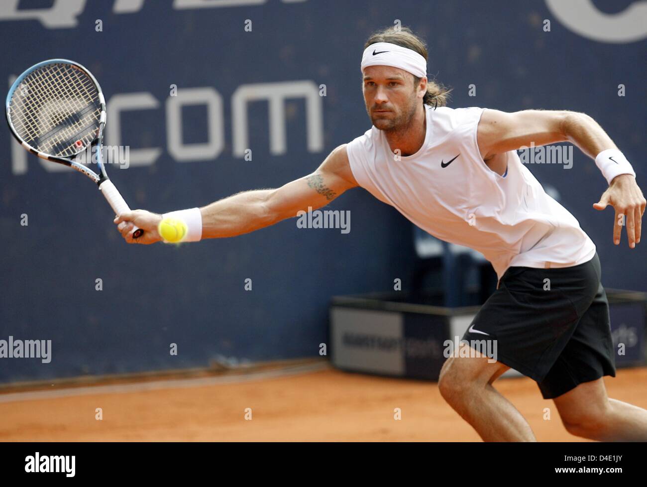 Spanish Carlos Moya plays a forehand against Russian Marat Safin during the last sixteen round at the ATP Masters Series in Hamburg, Germany, 15 May 2008. Photo: Maurizio Gambarini Stock Photo