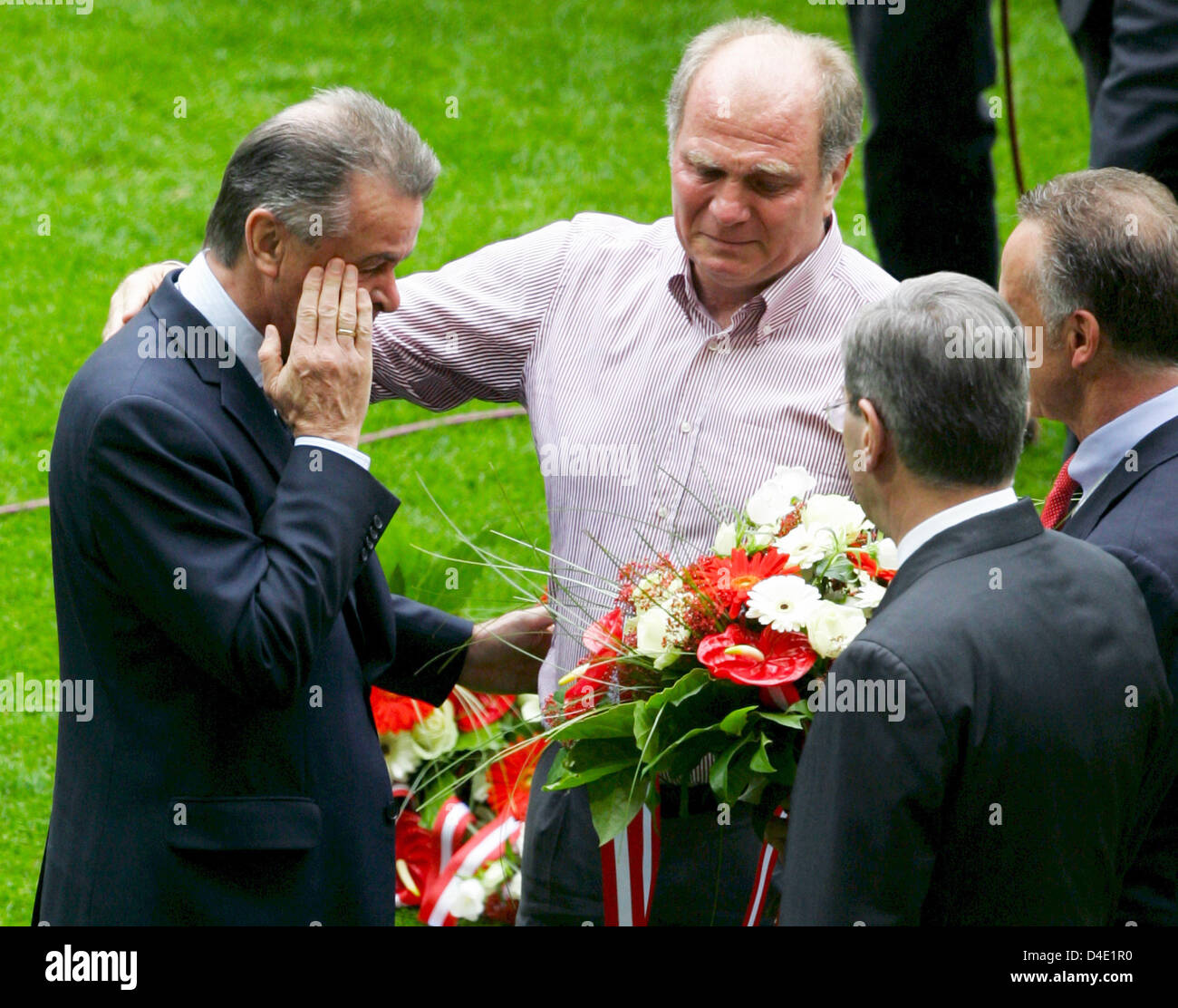 FC Bayern Munich coach Ottmar Hitzfeld (L) cries while saying goodbye to team manager Uli Hoeness prior to the Bundesliga match FC Bayern Munich vs Hertha BSC Berlin at Allianz-Arena in Munich, Germany, 17 May 2008. Photo: MATTHIAS SCHRADER (ATTENTION: BLOCKING PERIOD! The DFL permits the further utilisation of the pictures in IPTV, mobile services and other new technologies no ear Stock Photo