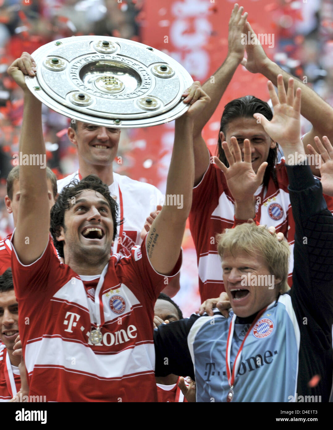 Bayern Munich's goalkeeper Oliver Kahn (R) and teammate Luca Toni (L) celebrate with the championship trophy after the Bundesliga match FC Bayern Munich vs Hertha BSC Berlin at Allianz-Arena in Munich, Germany, 17 May 2008. Bayern Munich defeated Hertha 4-1. Photo: Peter Kneffel Stock Photo