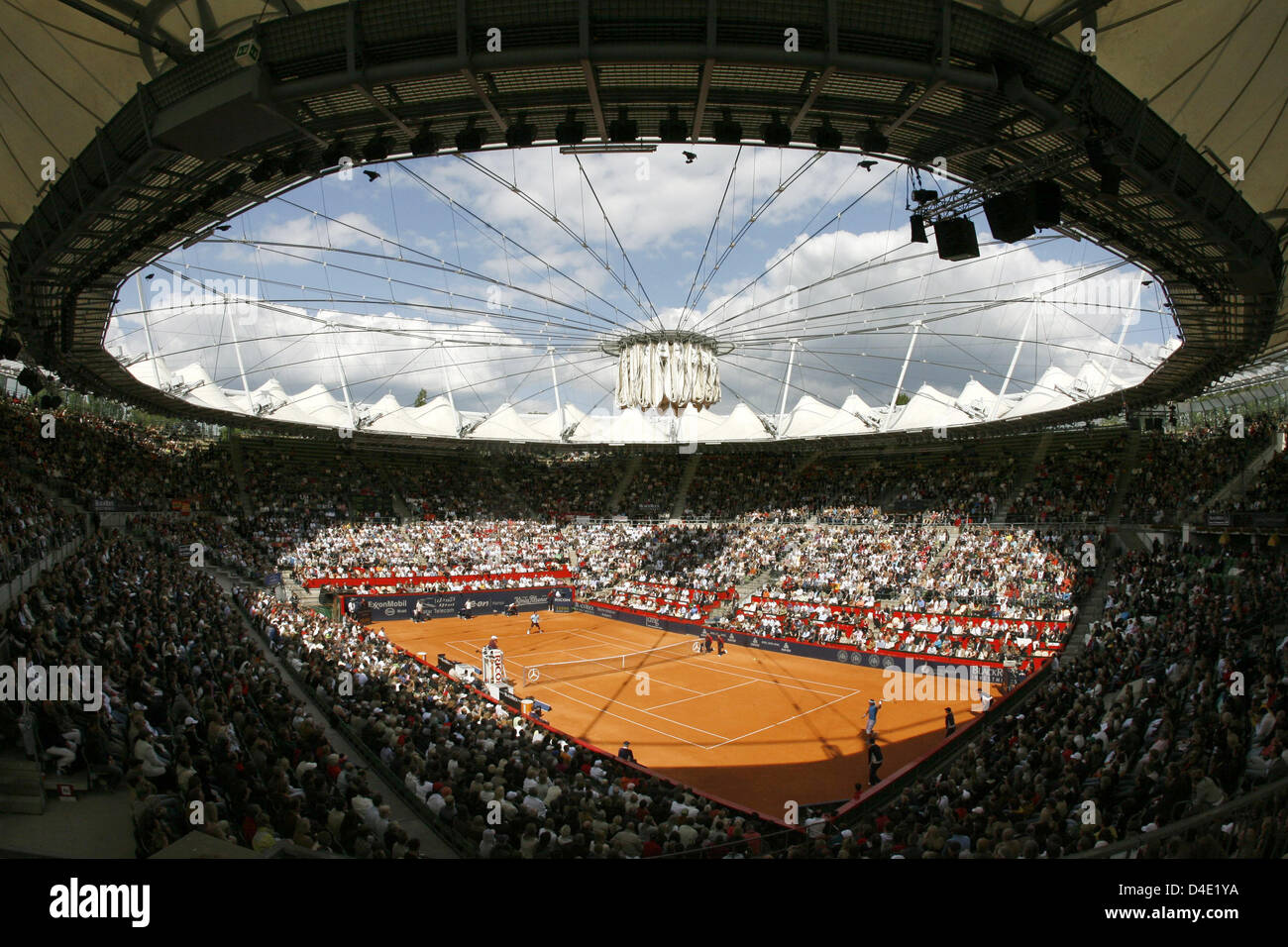 The picture shows the tennis stadium 'Am Rothenbaum' during the ATP Masters  Series final match between Swiss Federer and Spanish Nadal in Hamburg,  Germany, 18 May 2008. Photo: MAURIZIO GAMBARINI Stock Photo - Alamy