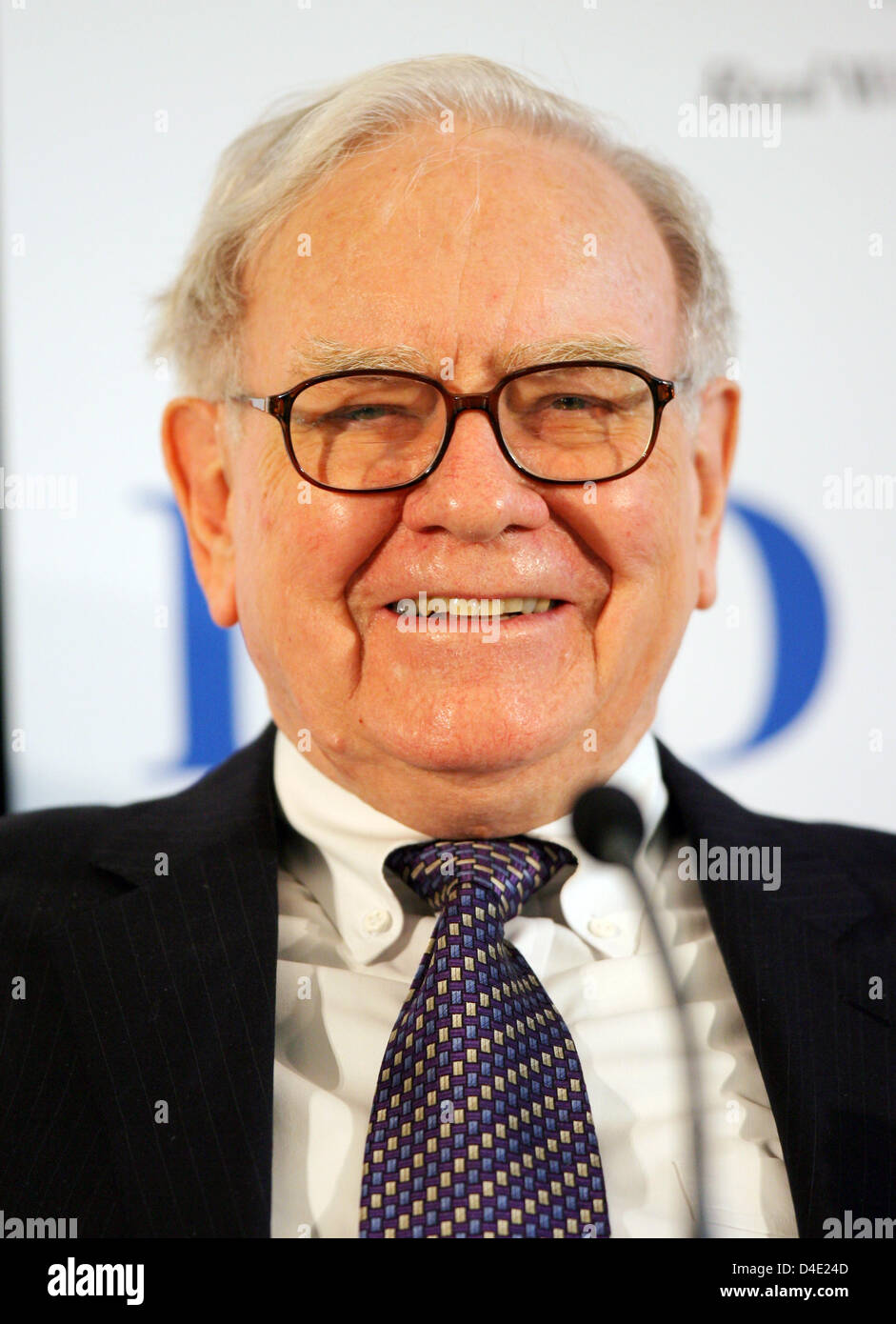 US-Investor Warren Buffett gives a press conference in Frankfurt Main, Germany, 19 May 2008. His Berkshire Hathaway holding wants to invest in German family companies in the near future. So far Berkshire Hathaway has concentrated mainly on large US companies such as Coca Cola. Photo: ARNE DEDERT Stock Photo