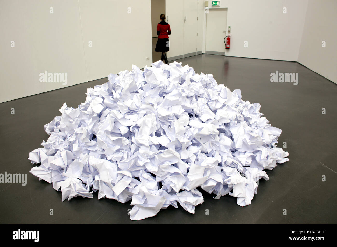 The installation 'White Paperpile' dating 1979 by German sculptor Reiner Ruthenbeck is on display at the Art Hall of Duesseldorf, Germany, 09 October 2008. Art Hall Duesseldorf puts the works of Ruthenbeck, mostly distinguished by conceptual and space-oriented thinking, on display from 12 October 2008 to 11 January 2009. Photo: ROLF VENNENBERND Stock Photo