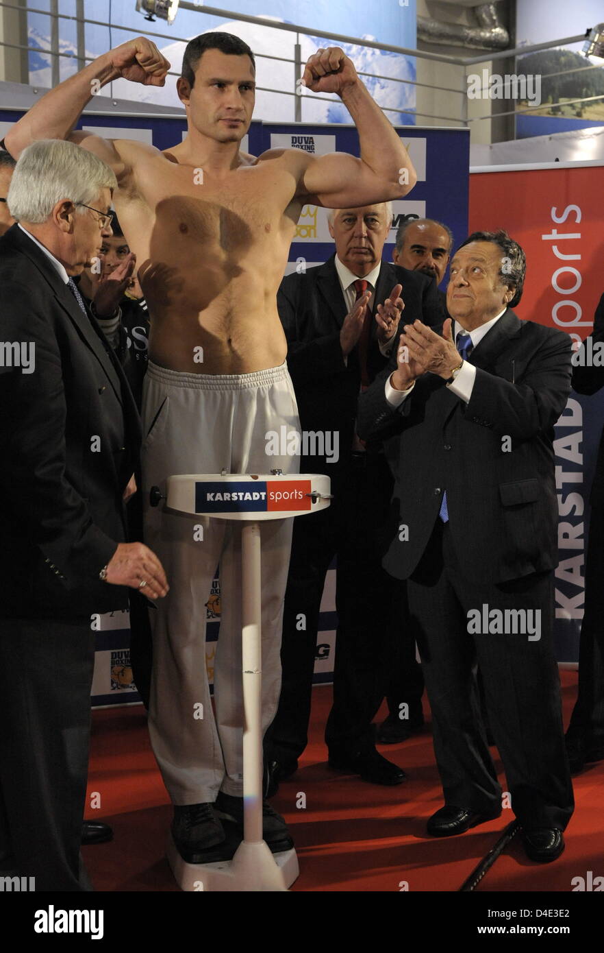 Ukrainian heavyweight boxer Vitali Klitschko (C) poses during the