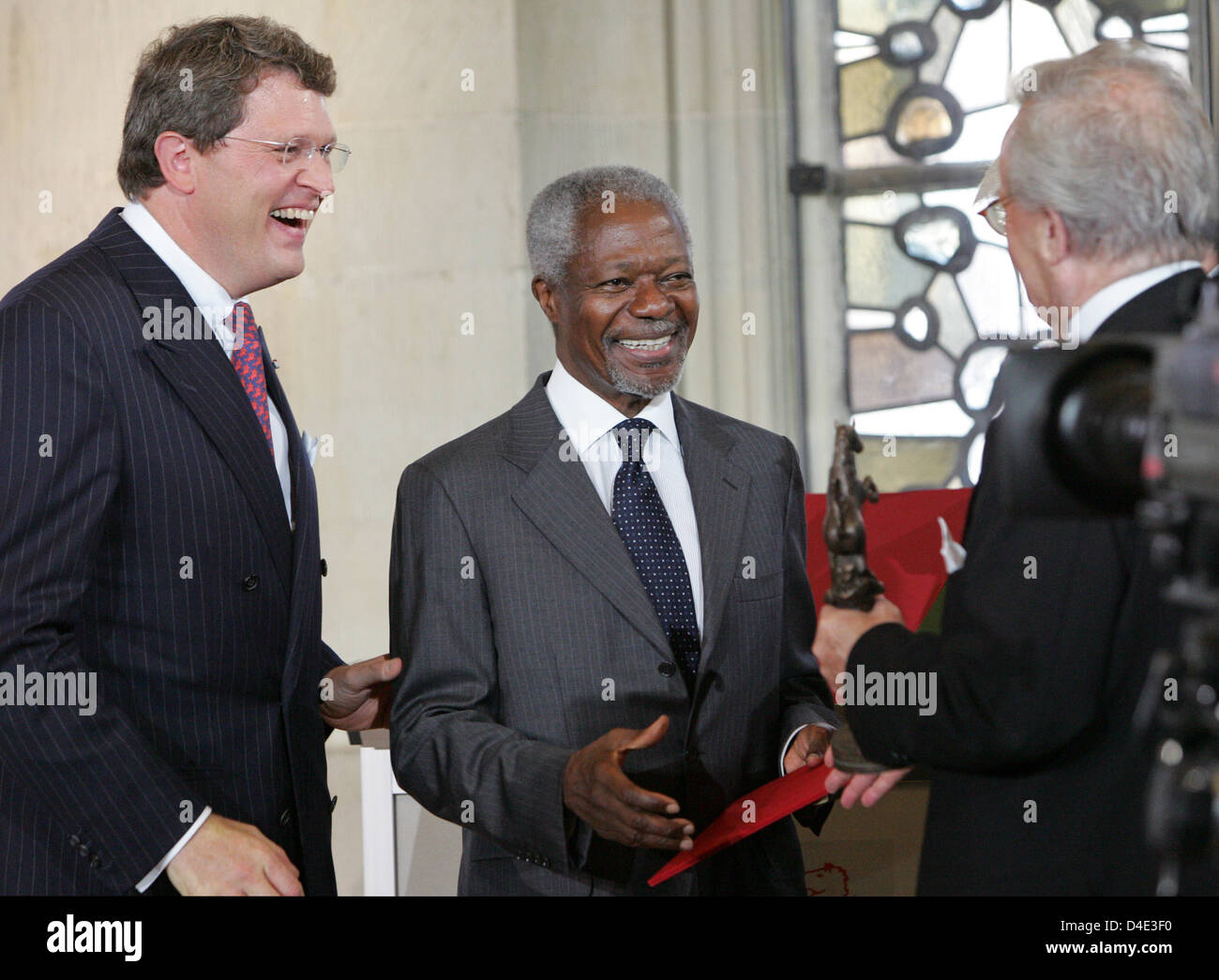Former UN General Secretary Kofi Annan (C) receives the 2008 Westphalian Peace Prize by Reinhard Zinkann (L), Chairman of the Economic Society for Westphalia an Lippe (Wirtschaftliche Gesellschaft für Westfalen und Lippe e. V.) and its managing board member, Horst Annecke (R), at the townhall in Muenster, Germany, 11 October 2008. The award honours the lasting vision of peace of th Stock Photo