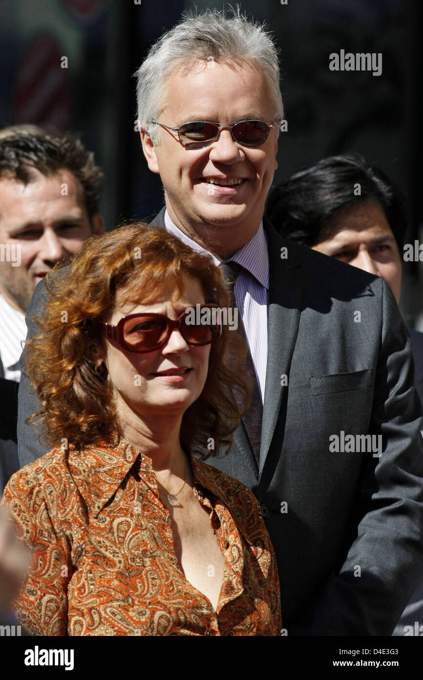Actress Susan Sarandon poses with her husban, actor Tim Robbi