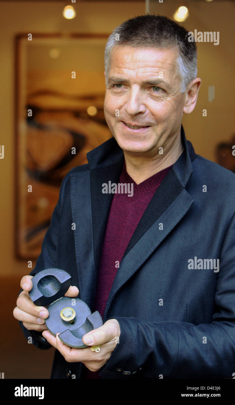 German photographer Andreas Gursky poses with Goslar's prestigious contemporary art prize 'Kaiserring' during a photocall in Goslar, Germany, 10 October 2008. Gursky accepted the award on 11 October at Goslar's historic property 'Kaiserpfalz'. Gursky became world-famous with his large-sized photographies, said the jury. Photo: HOLGER HOLLEMANN Stock Photo