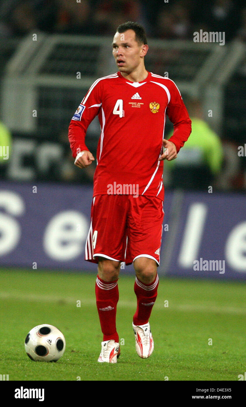 Russian international Sergei Ignashevich controls the ball in the FIFA World Cup 2010 qualifier Germany v Russia in Dortmund, Germany, 11 October 2008. Germany won the match 2-1. Photo: Roland Weihrauch Stock Photo