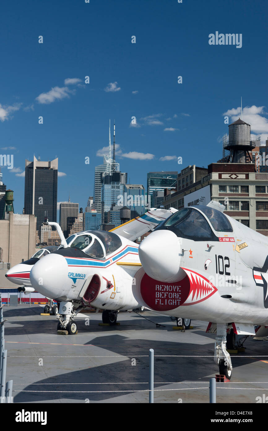 FIGHTER AIRPLANES ON FLIGHT DECK OF INTREPID SEA AIR AND SPACE MUSEUM MANHATTAN NEW YORK CITY USA Stock Photo