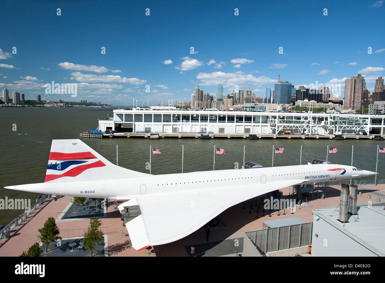 CONCORDE AIRLINER ON FLIGHT DECK OF INTREPID SEA AIR AND SPACE MUSEUM MANHATTAN NEW YORK CITY USA Stock Photo