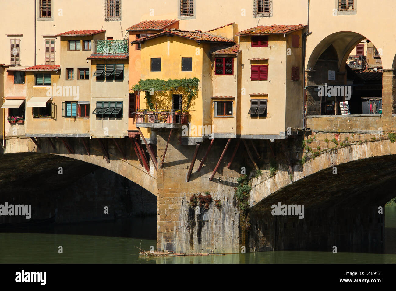 Jeweller's haphazard building additions on the gold-sellers-bridge in Florence, Italy Stock Photo