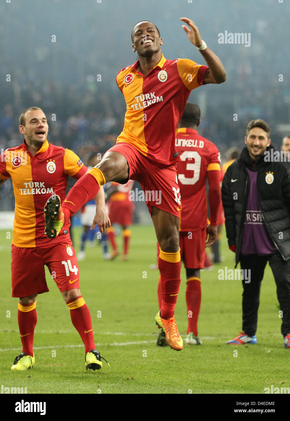 Gelsenkirchen, Germany. 12th March 2013. Wesley Sneijder (L-R) and Didier Drogba of Galatasaray Istanbul celebrate after winning the UEFA Champions League round of 16 second leg soccer match 3-2 against FC Schalke 04 at Stadion Gelsenkirchen, Gelsenkirchen. Photo: Friso Gentsch/dpa/Alamy Live News. +++(c) dpa/Alamy Live News. - Bildfunk+++ Stock Photo