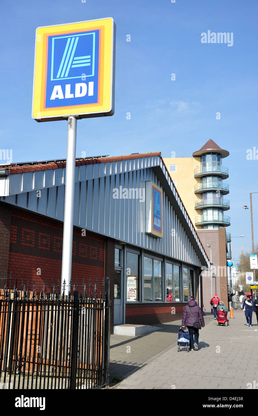 Aldi supermarket, High Street, Feltham, London Borough of Hounslow, Greater London, England, United Kingdom Stock Photo