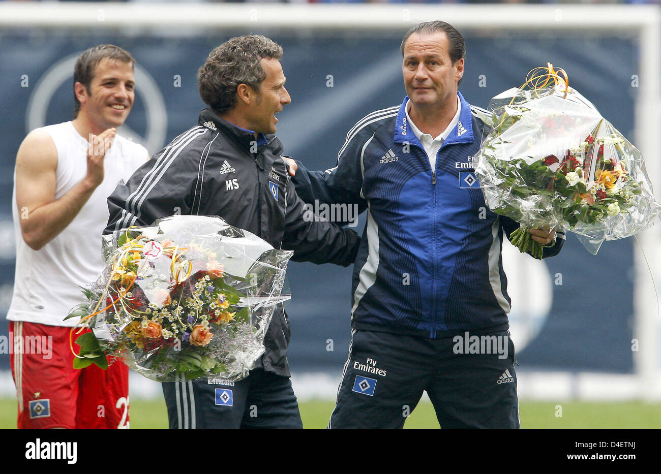 Hamburg head coach Huub Stevens (R) and assistant Marcus Schupp (C) are bid farewell after the Bundesliga match SV Hamburg v Karlsrueh SC at HSH Nordbank Arena stadium of Hamburg, Germany, 17 May 2008. Hamburg thrashed Karlsruhe 7-0. Photo: Marcus Brandt Stock Photo