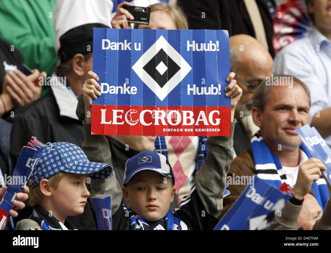 Hamburg fans bid farewell to head coach Huub Stevens after the Bundesliga match SV Hamburg v Karlsrueh SC at HSH Nordbank Arena stadium of Hamburg, Germany, 17 May 2008. Hamburg thrashed Karlsruhe 7-0. Photo: Marcus Brandt Stock Photo