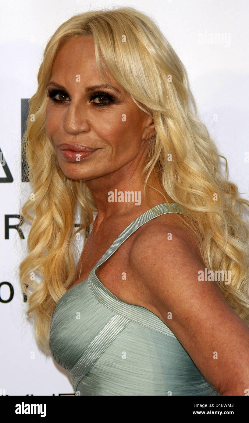 Italian fashion designer Donatella Versace arrives at the amfAR Cinema Against Aids Gala at the 61st Cannes Film Festival in Cannes, France, 22 May 2008. Photo: Hubert Boesl Stock Photo