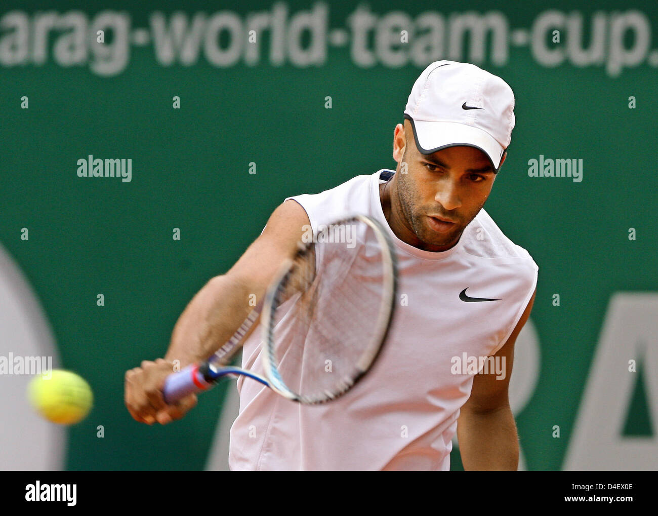 James Blake of USA returns a backhand to Robin Soderling od Sweden in their ARAG ATP World Team Cup match USA v Sweden at the Rochusclub of Duesseldorf, Germany, 23 May 2008. The Rochusclub annually hosts the ATP's world team championships, this year taking place from 18 to 24 May. Photo: ROLAND WEIHRAUCH Stock Photo
