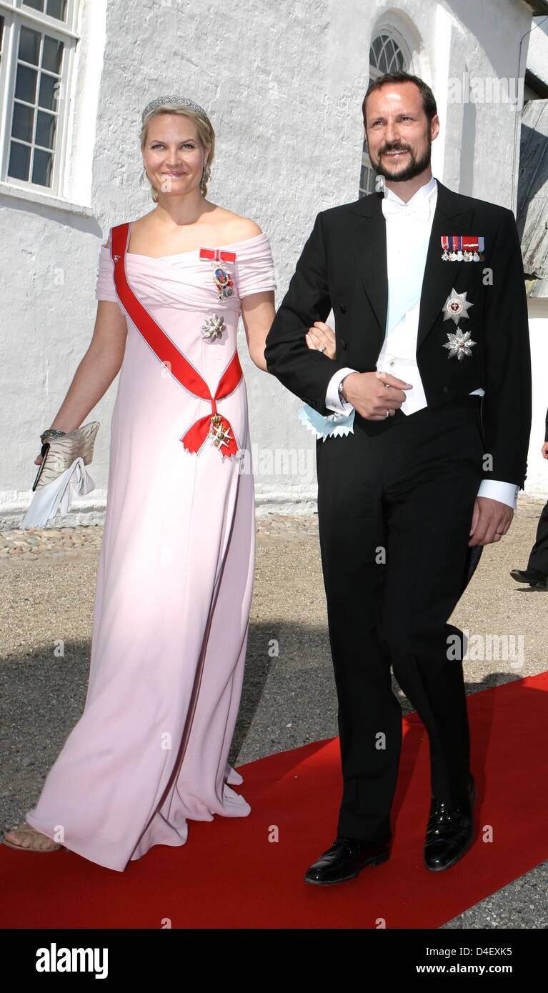 Crown Prince Haakon of Norway (R) and his wife Princess Mette-Marit of ...