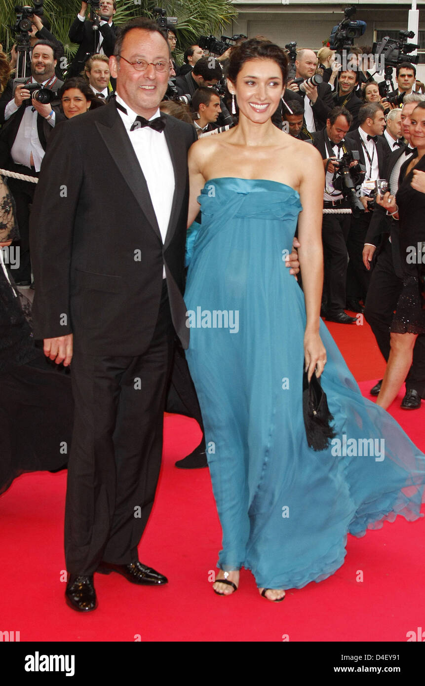 French actor Jean Reno (L) and his wife Zofia Reno arrive for the premiere  of the film 'What Just Happened?' on the closing night of the 2008 Festival  de Cannes international film