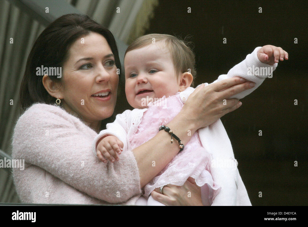 princess-mary-of-denmark-l-smiles-with-her-daughter-princess-isabella-D4EYCA.jpg
