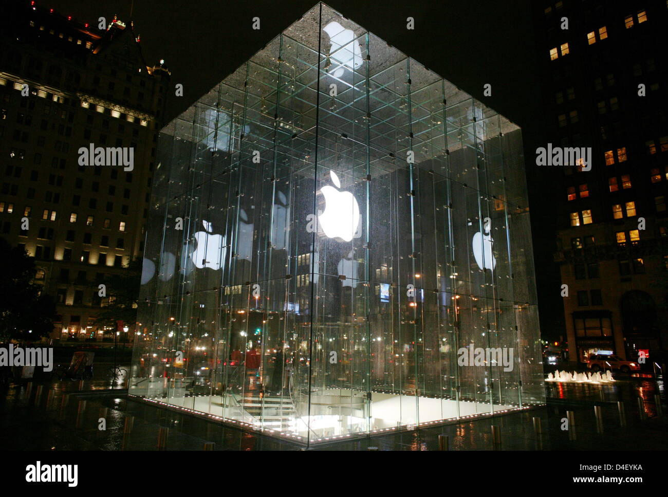 Entrace to the Apple Store open 24-7 on 5th Avenue of New York City, NY ...