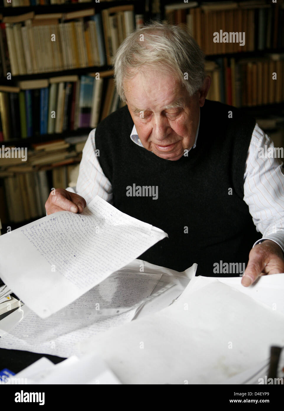 German author Siegfried Lenz turns the pages of a manuscript of his new book in his flat in Hamburg-Othmarschen, Germany, 23 May 2008. Photo: Jens Ressing Stock Photo