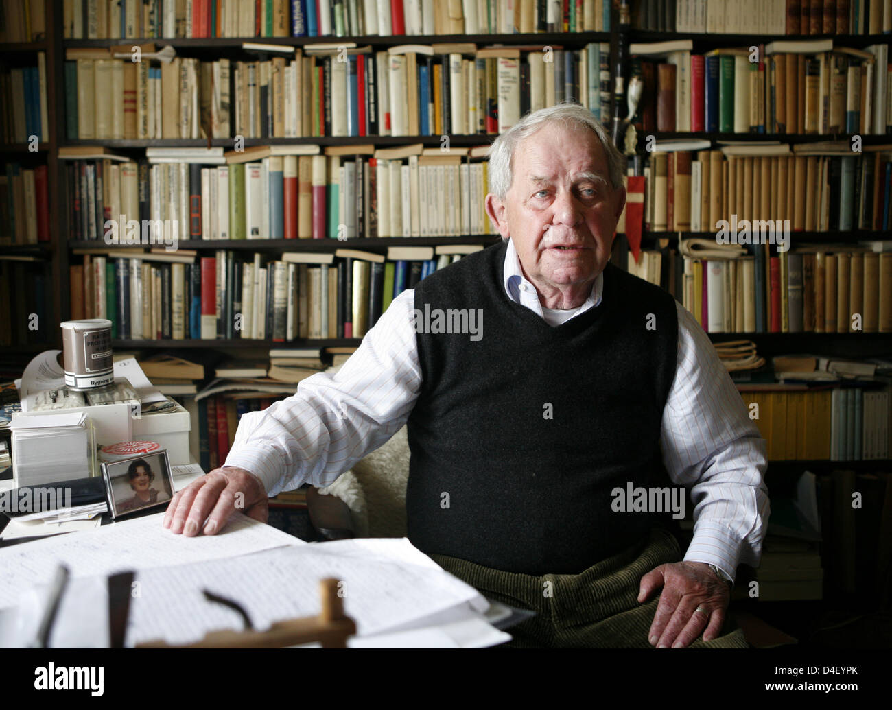 German author Siegfried Lenz at his desk in front of book shelves in his flat in Hamburg-Othmarschen, Germany, 23 May 2008. Photo: Jens Ressing Stock Photo