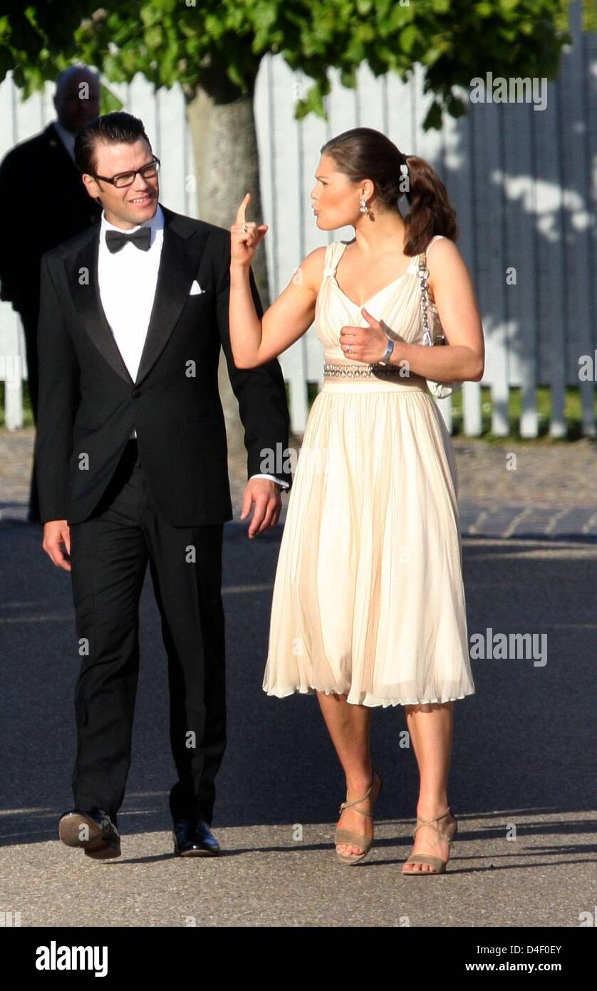 Swedish Crown Princess Victoria and her boyfriend Daniel Westling arrive at the Orangerie at Fredensborg castle for the celebration of Danish Crown Prince Frederik's 40th birthday in Fredenborg, Denmark, 31 May 2008. Photo: Albert Nieboer (NETHERLANDS OUT) Stock Photo