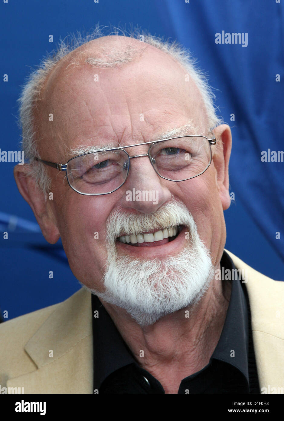 Singer Roger Whittaker pictured at the TV music show 'Immer wieder Sonntags' ('Sunday again and again') at Europapark in Rust, Germany, 01 June 2008. German public broadcaster ARD produces twelve episodes of the show. Photo: Patrick Seeger Stock Photo