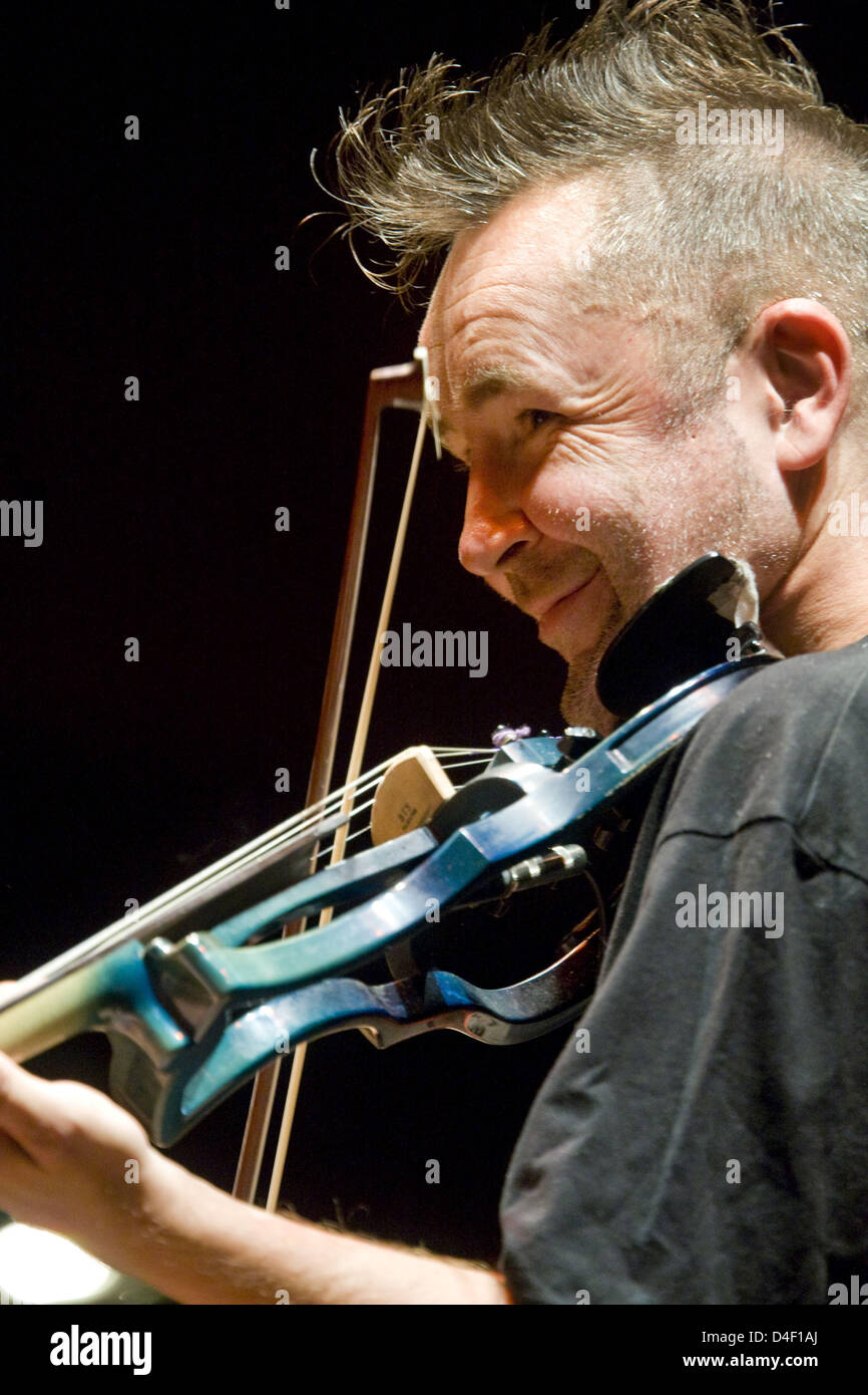 Violin in profile hires stock photography and images Alamy