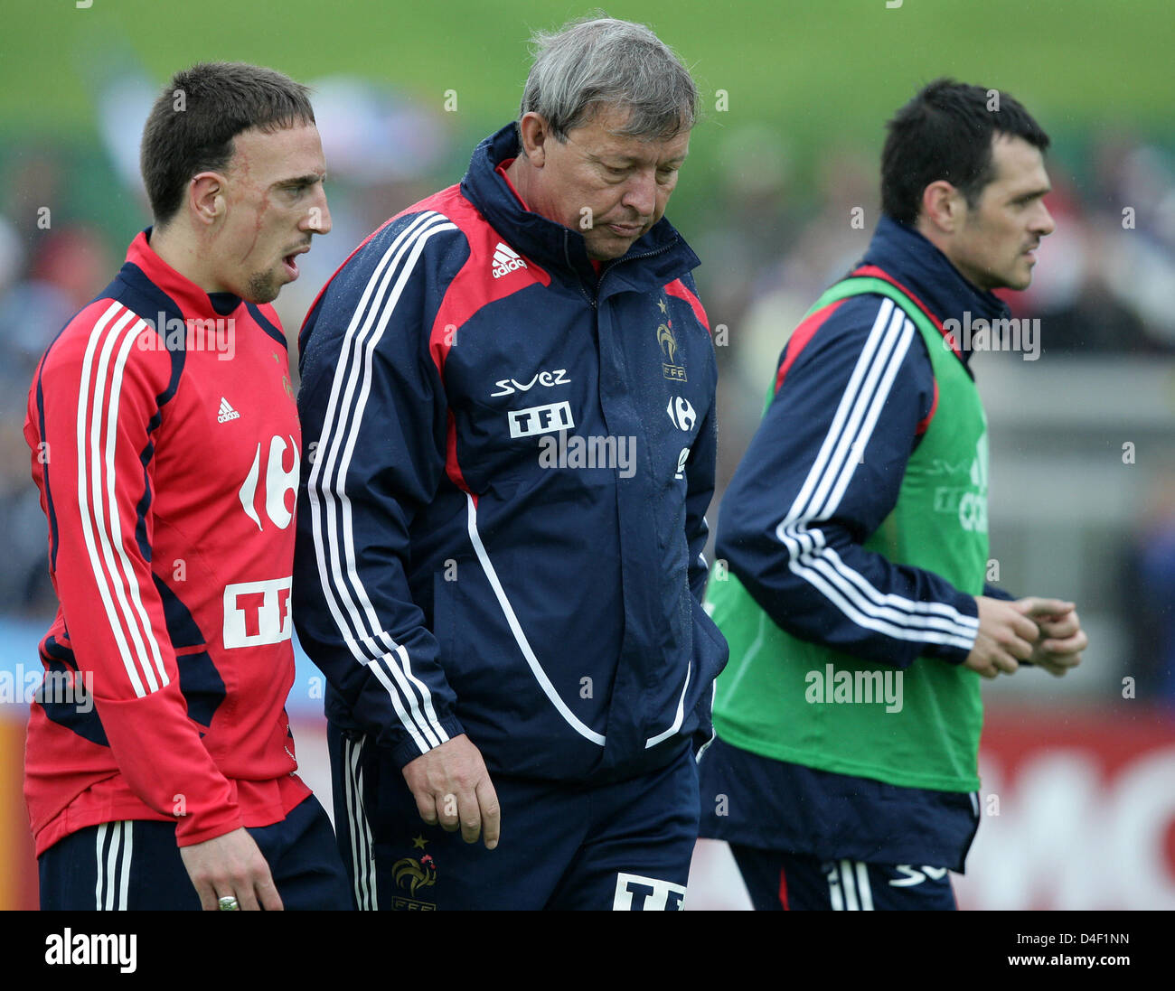 L-R) French winger Franck Ribery, team doctor Jean Pierre Paclet and  right-back Willy Sagnol pictured during a training session of French  national soccer squad in Chatel St. Denis, Switzerland, 05 June 2008.
