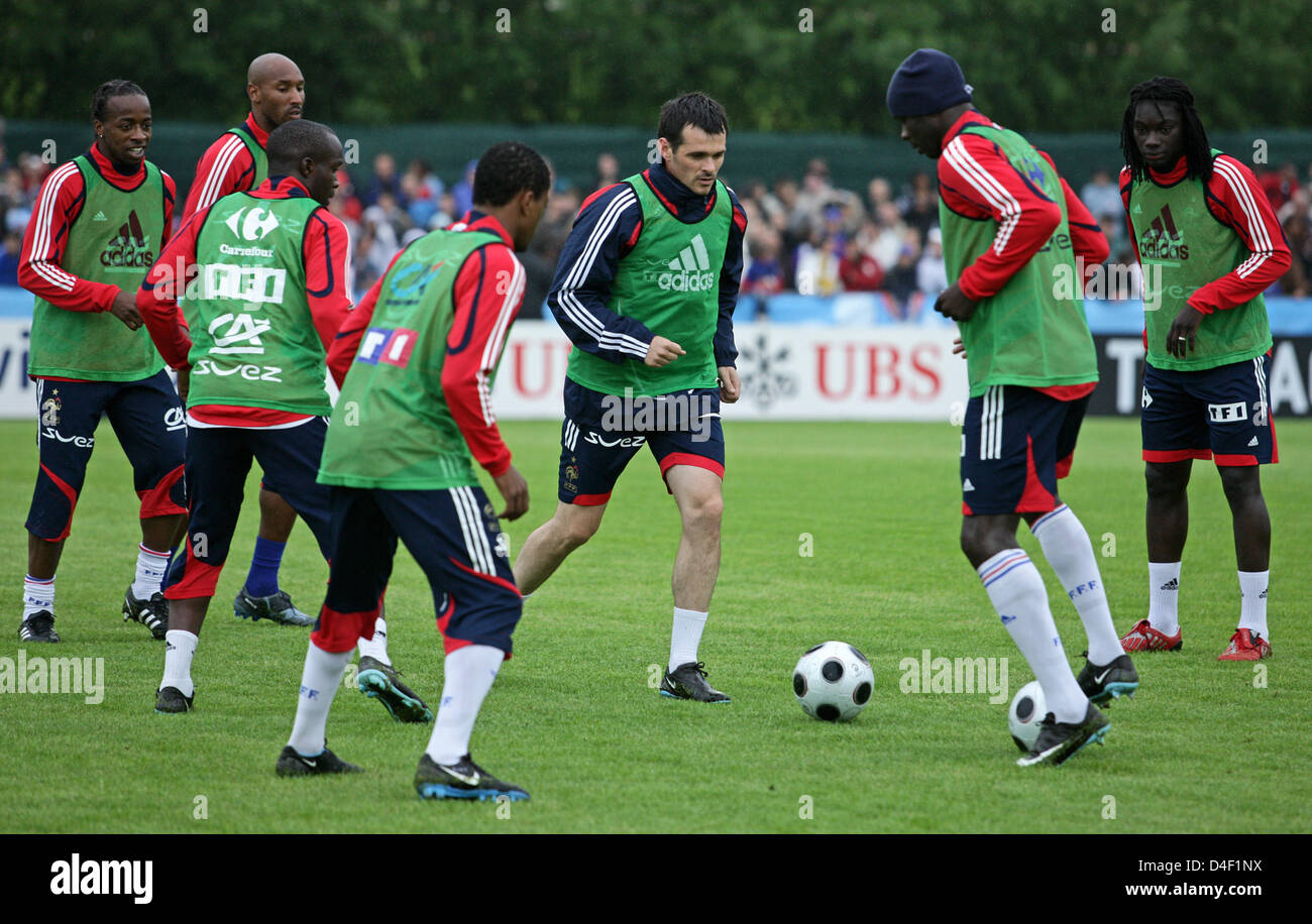 French international right-back Willy Sagnol (C) and his team-mates play ball during a training session of French national soccer squad in Chatel St. Denis, Switzerland, 05 June 2008. The French squad is preparing for the UEFA EURO 2008. Photo: RONALD WITTEK Stock Photo