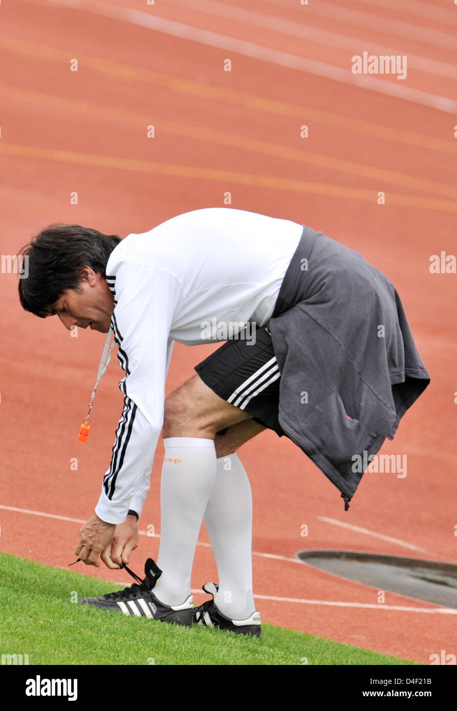 Head coach Joachim Loew of Germany binding his shoes during a training session of German national soccer squad in Tenero near Locarno, Switzerland, 06 June 2008. Team Germany is currently preparing for EURO 2008 soccer tournament. Photo: Peter Kneffel dpa +++###dpa###+++ Stock Photo