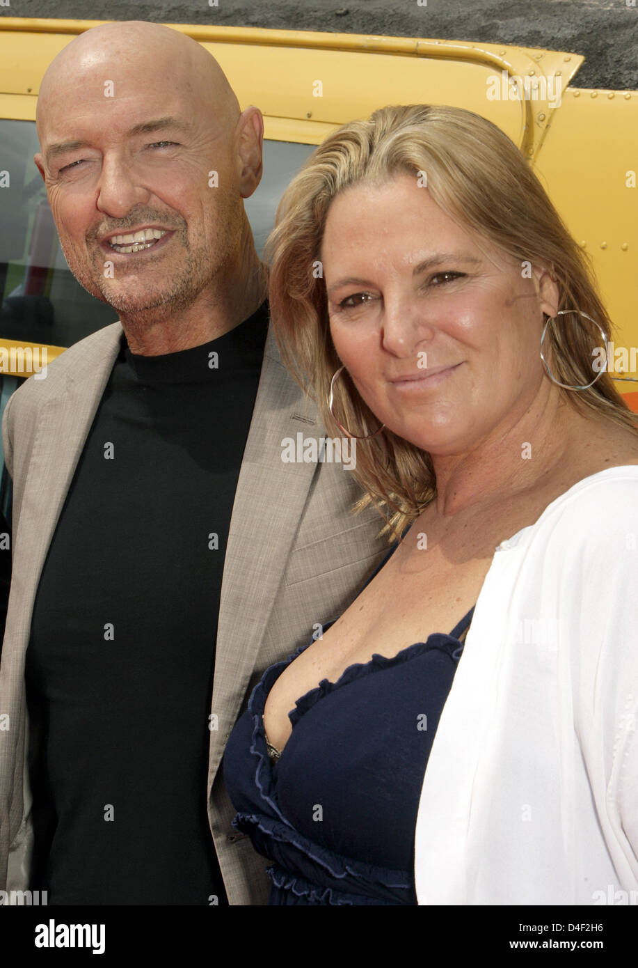 US actor Terry O'Quinn and his wife Lori pose in front of a helicopter in Cologne, Germany, 08 June 2008. O'Quinn is in Germany to promote the fourth season of American mytery series 'Lost'. Photo: JOERG CARSTENSEN Stock Photo