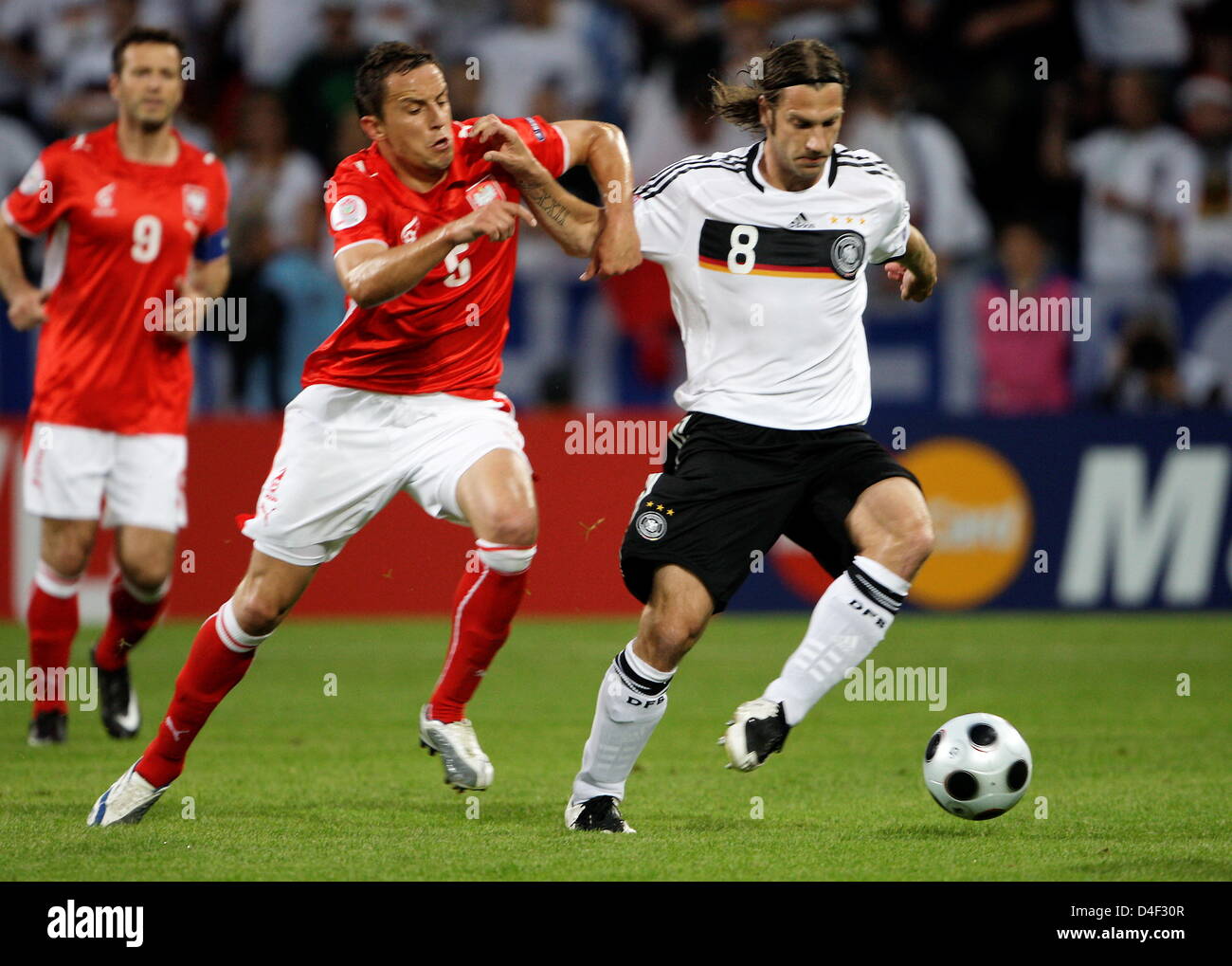 Torsten Frings (r) of Germany vies with Dariusz Dudka of Poland during the EURO 2008 preliminary round group B match in Woerthersee Stadium, Klagenfurt, Austria, 08 June 2008. Photo: Oliver Berg dpa +please note UEFA restrictions particularly in regard to slide shows and 'No Mobile Services'+ +++(c) dpa - Bildfunk+++ Stock Photo