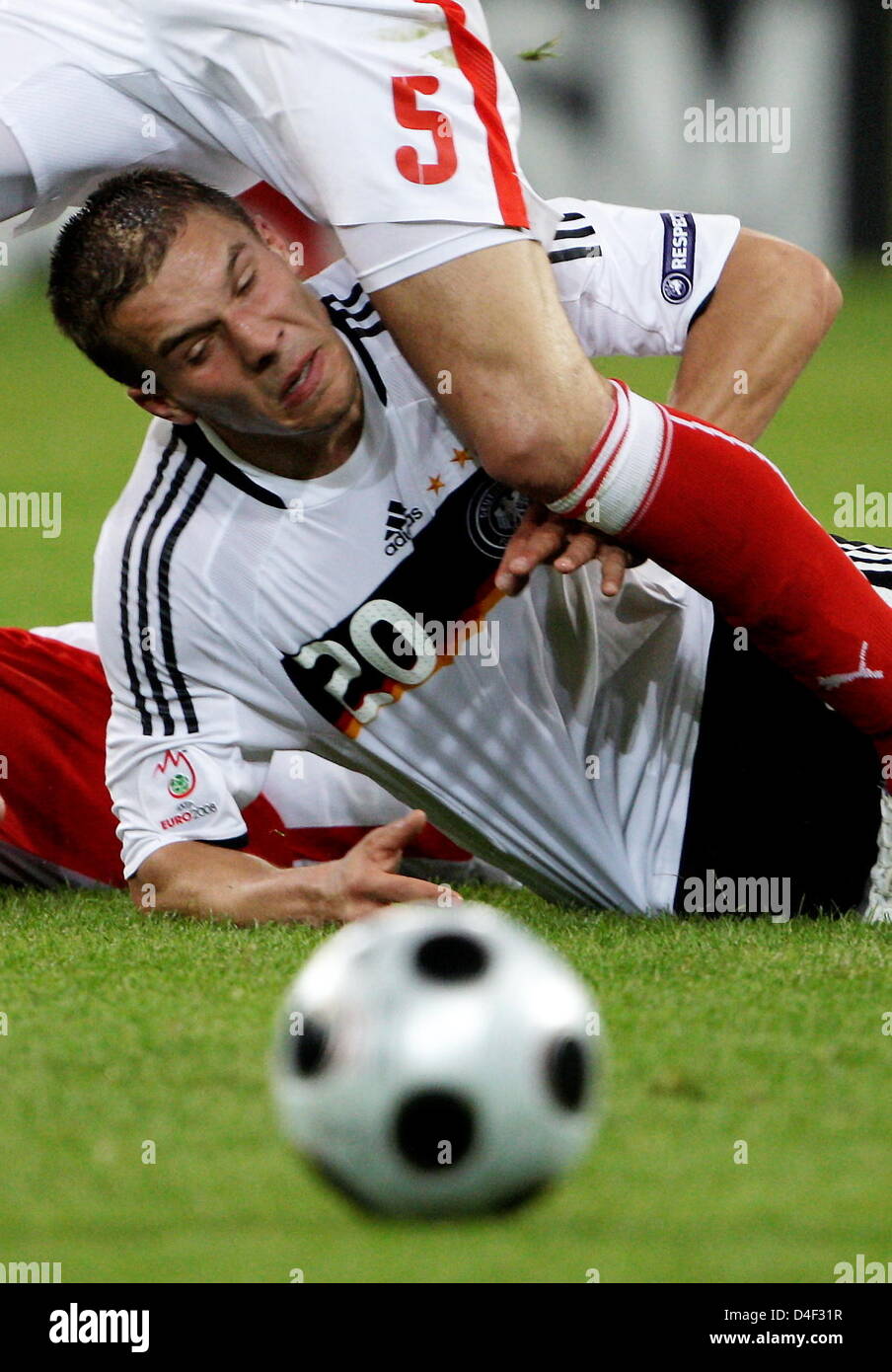 Lukas Podolski (20) of Germany vies with Dariusz Dudka of Poland during the EURO 2008 preliminary round group B match in Woerthersee Stadium, Klagenfurt, Austria, 08 June 2008. Photo: Oliver Berg dpa +please note UEFA restrictions particularly in regard to slide shows and 'No Mobile Services'+ +++(c) dpa - Bildfunk+++ Stock Photo