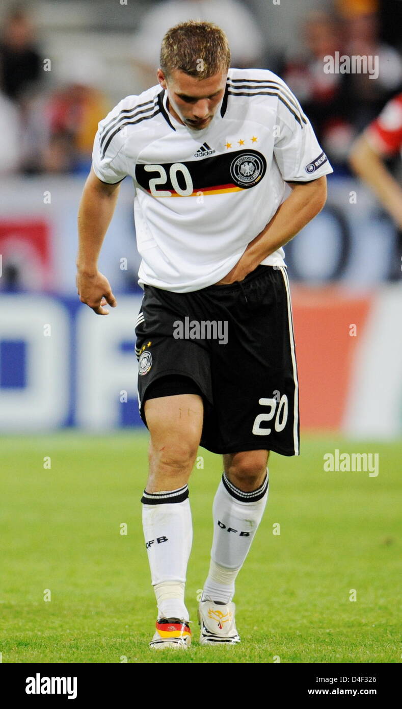 Lukas Podolski of Germany leaves the pitch after he received a kick between his legs by Dariusz Dudka (not pictured) during the EURO 2008 preliminary round group B match in Woerthersee Stadium, Klagenfurt, Austria, 08 June 2008. Photo: Peter Kneffel dpa +please note UEFA restrictions particularly in regard to slide shows and 'No Mobile Services'+ +++(c) dpa - Bildfunk+++ Stock Photo