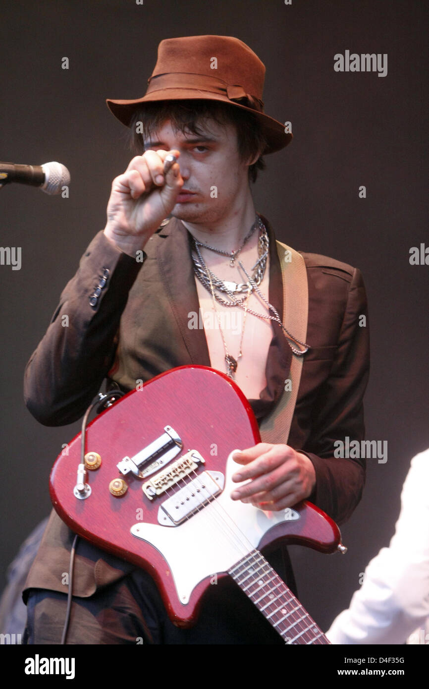 Singer Pete Doherty of the British band 'Baby Shambles' is pictured during his performance at open air festival 'Rock im Park' in Nuremberg, Germany, 08 June 2008. It's the last day of the biggest music festival of Southern Germany, which hosted 60,000 visitiors and 90 performers. Photo: Hubert Boesl Stock Photo