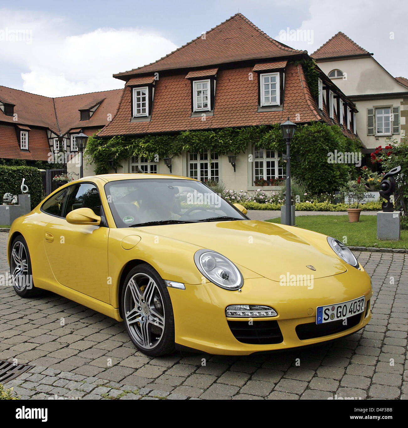 A Porsche 911 Carrera S Coupe seen in front of Restaurant Gutsschenke in Ludwigsburg, Germany, 9 June 2008. Porsche presented its new 911 series, which is equipped with completely new engines. Photo: MARIJAN MURAT Stock Photo