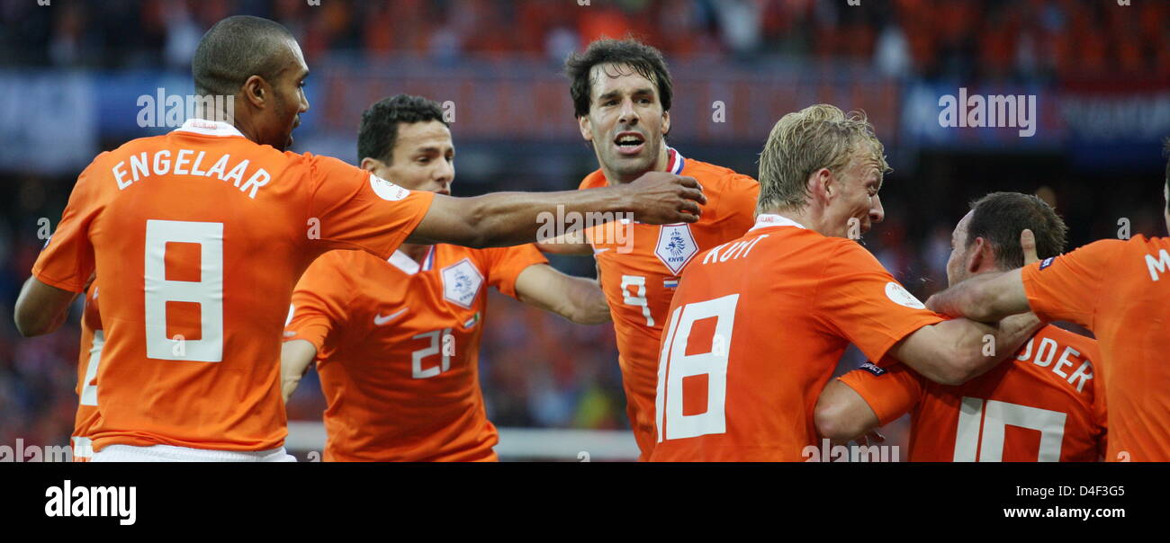 Dutch players jubilate with Ruud van Nistelrooy (C) und Wesley Wesley Sneijder (R) after the 2-0 goal during the EURO 2008 preliminary round group C match in Stade de Suisse, Berne, Switzerland, 09 June 2008. Photo: Ronald Wittek dpa +please note UEFA restrictions particularly in regard to slide shows and 'No Mobile Services'+ +++(c) dpa - Bildfunk+++ Stock Photo